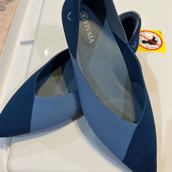 Vivaia Pointed-Toe V-Cut Flats (Valencia 2.0)- Colorblock Blue - Picture 3 of 4